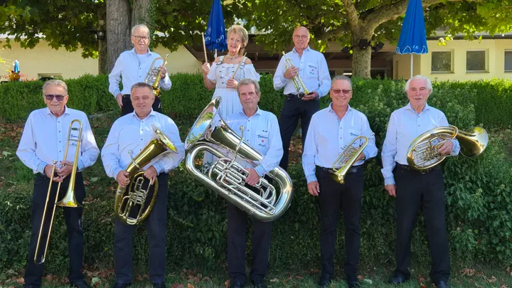 Der Böhmische Wind im Garten, alle sieben Musikantinnen und Musikanten mit ihren Instrumenten